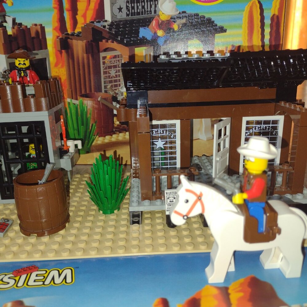 Like new Lego Sheriff's Lock Up Prison w Exploding Jail Cell, retired w orig box